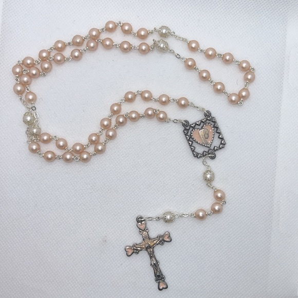 VINTAGE ROSARY WITH WARM PINK PEARL BEADS AND ENAMEL HEART ACCENTS - Picture 1 of 10